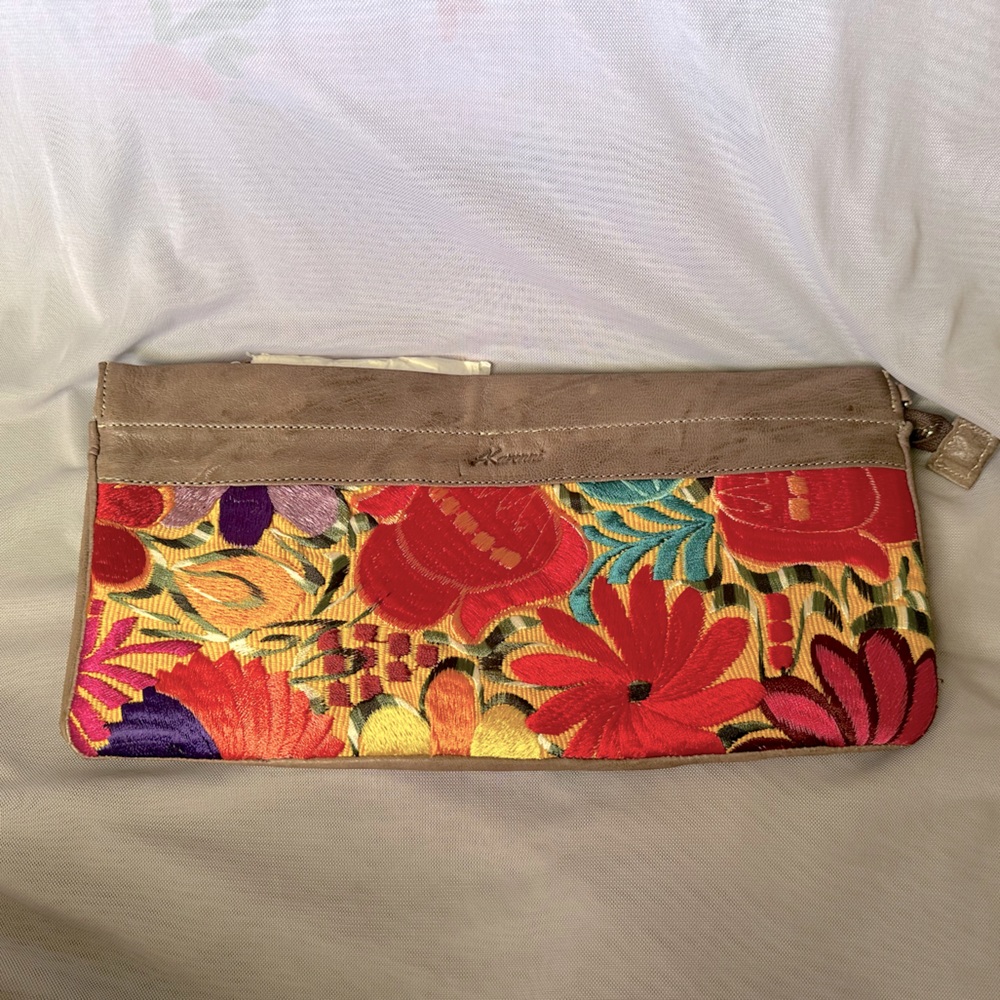 Real leather handbag with telar details